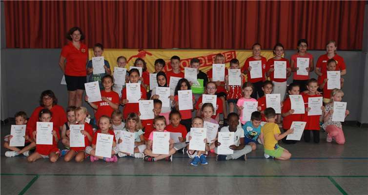 Teilnehmende Kinder mit ihren Urkunden im Rahmen des Vereinsportfestes des Turnvereins Koblenz-Wallersheim e.V.. privat