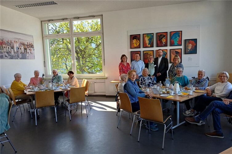 Teilnehmende, Organisatorinnen und Gäste erlebten ein buntes und frühlingshaftes Frühstück. (Stehend v. l. n. r.) Ingrid Neubusch, Christian von Wichelhaus, Ute Remshagen, Pfarrer Peter Strauch, Marion Surrey.