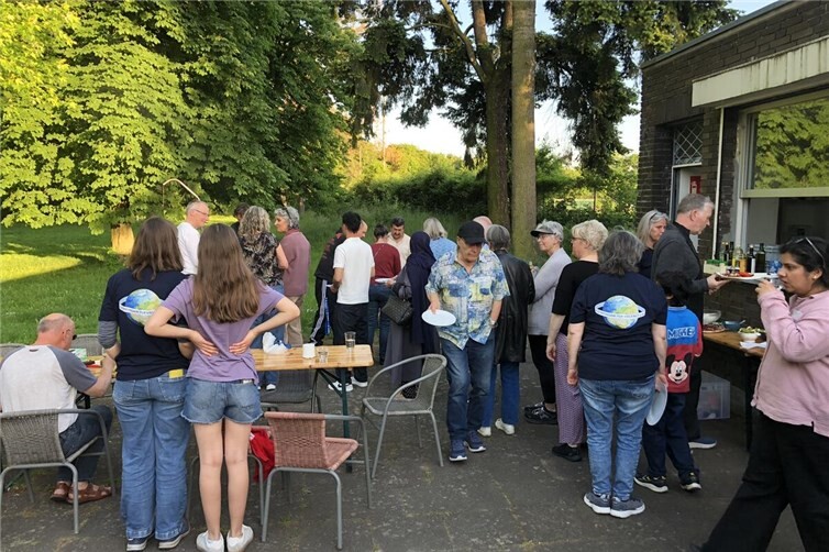 Teilnehmende beim „Saisonauftakt“ von Gemeinsam kochen im Mai im Bürgerpark