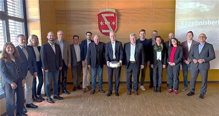 Teilnehmende der 23. Sitzung des Beirates „Leiseres Mittelrheintal verabschieden Herrn Dr. Klaus Vornhusen in Oestrich-Winkel in den wohlverdienten Ruhestand. Foto: Deutsche Bahn