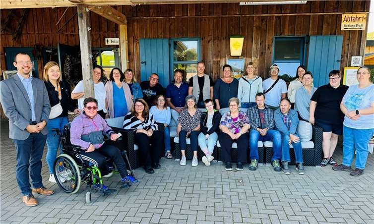 Teilnehmende der Berufsbildungsmaßnahme und Mitarbeitende der Caritas Werkstätten bei der Feierstunde imBahnhof Engeln.  Foto: Alice Kubinski / Caritas Werkstätten.