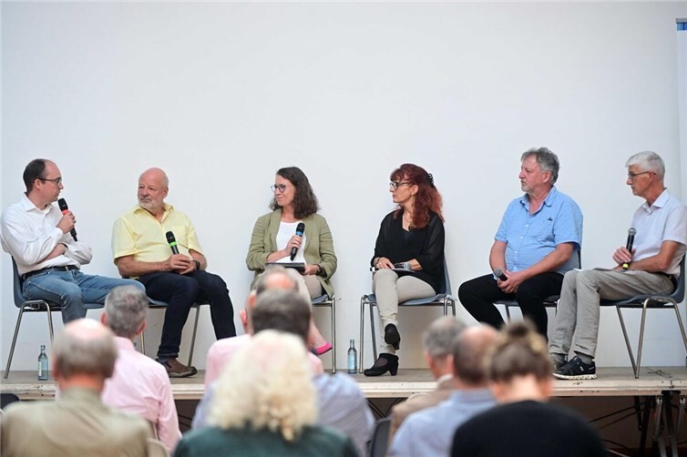 Teilnehmende des Podiumsgesprächs (v. l. n. r.): Jörn Kampmann (SPD), Keynote-Speaker Hans-Josef Fell, Landrätin Cornelia Weigand, Susanne Henn (Moderation), Matthias Heeb (Bündnis 90/Die Grünen), Reiner Friedsam (FWG).  Foto: Martin Gausmann / Kreisverwaltung Ahrweiler