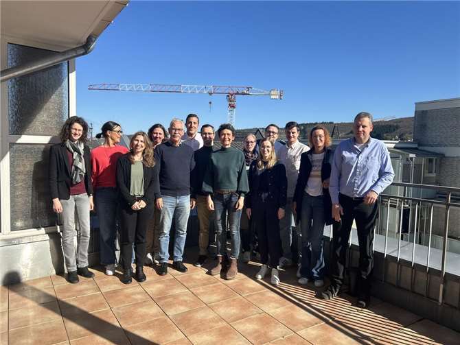 Teilnehmende des bundesweiten IHK-Seminars gemeinsam mit Referierenden auf der Terrasse des Hotel Krupp in Bad Neuenahr-Ahrweiler – Tagungsort und Unterkunft während der dreitägigen Veranstaltung. Foto: Daniela Bluhm (IHK)