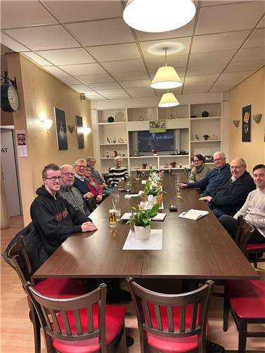 Teilnehmende des informativen und geselligen Abends blicken in die Kamera.Foto:Fabiano Collu