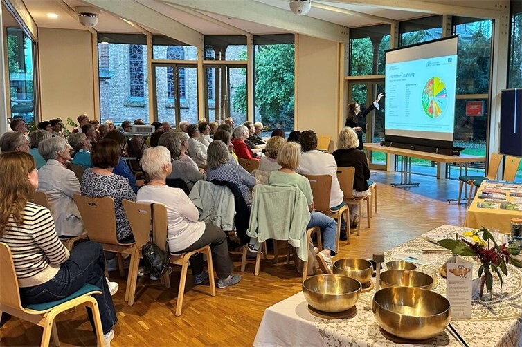 Teilnehmende hören einen interessanten Vortrag.