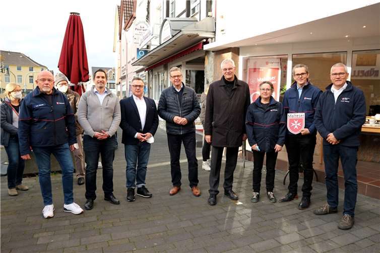Teilnehmende im Rahmen der offiziellen Eröffnung: V.l.n.r.: Christoph Merker, ehrenamtlicher Geschäftsführer und Michael Mackowiak, ehrenamtlicher Stadtbeauftragter der Malteser in Rheinbach; Michael Krämer, Malteser-Kreisgeschäftsführer; Malteser Diözesangeschäftsführer Martin Rösler; Bürgermeister Ludger Banken; Flutbüro-Leiterin Elke Friedrich und Malteser-Fluthilfekoordinator Alexander Schott sowie Frank Malotki, Geschäftsführender Vorstand des DRK im Rhein-Sieg-Kreis. Foto: Müller/ Stadt Rheinbach