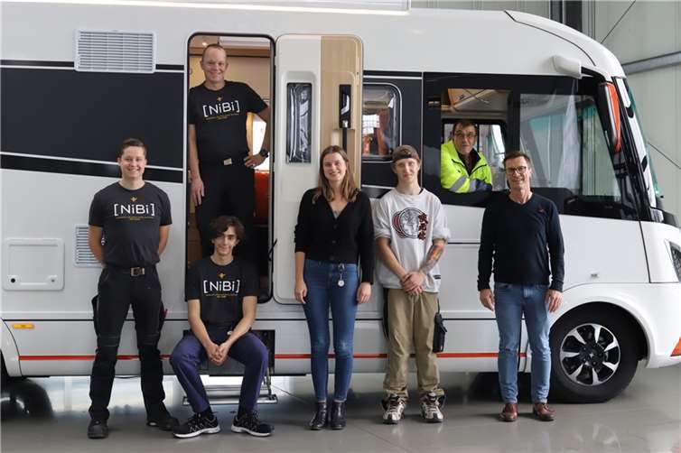 Teilnehmende und Organisatoren des „Schichtwechsels“ treffen sich bei Niesmann+Bischoff in Polch.  Fotos: Carmen Glöckner / Caritas Werkstätten