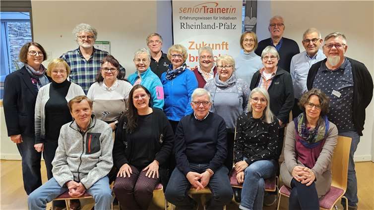 Teilnehmende und Organisierende freuen sich über die erfolgreich durchgeführte Qualifizierung, dank der die Teilhabe älterer Menschen in unserer Gesellschaft gestärkt werden soll. Copyright: Hans-Peter Pesch