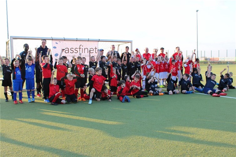 Teilnehmenden Mannschaften mit ihren Trainerinnen und Martin Schilgen (Manager bei der assfinet GmbH) beim assfinet Frühlings- Cup 2026