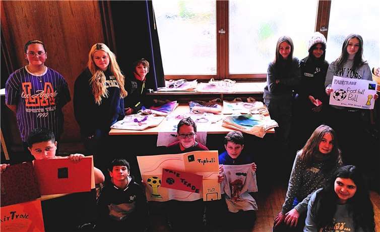 Teilnehmenden Schüler*innen präsentieren Plakate und bemalte Taschen.  Foto: Christiane Graf