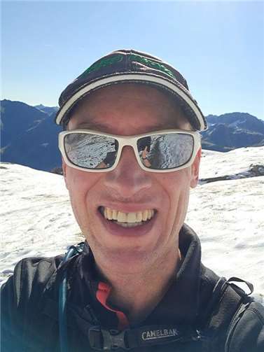 Claus Bünnagel finished härtesten Alpen-Ultramarsch Teilnehmer Claus Bünnagel im Schnee unterhalb des Mohnenfluhsattels. Foto: Bünnagel