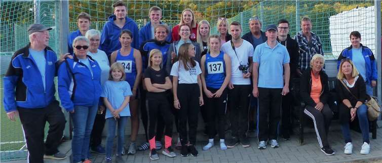 Teilnehmer, Trainer und Eltern hatten nach den Wettkämpfen allen Grund zum Lächeln. Fotos: privat