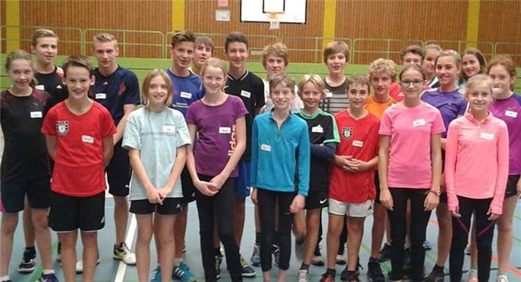 Teilnehmer am Vorbereitungslehrgang stellen sich den Fotografen.privat