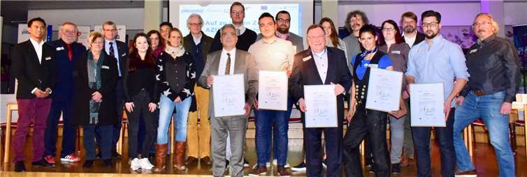 Teilnehmer an der Veranstaltung „Azubi-Begeisterung anders!“ in der St.-Thomas-Realschule plus – die Jobbörse brachte alle Akteure zu einem gegenseitigen Kennenlernen und Austausch zusammen.  Jobcenter