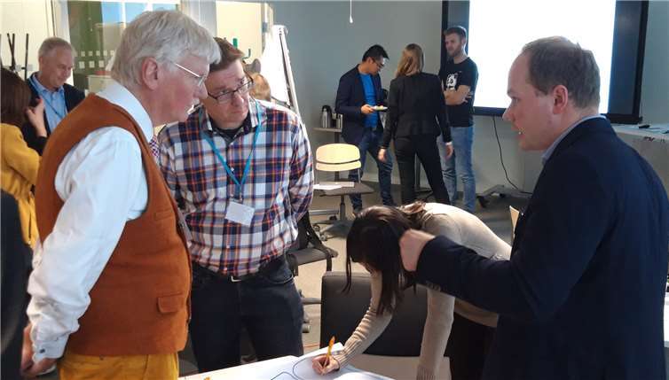 Teilnehmer aus neun Nationen kamen auf Einladung der EU zum Robotik-Workshop nach Finnland.