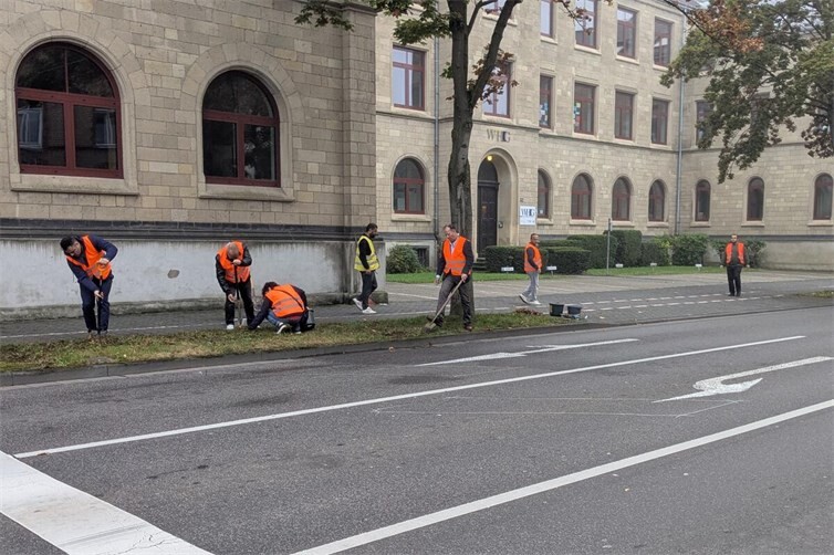 Teilnehmer bei Einpflanzen der Frühlingsblüher