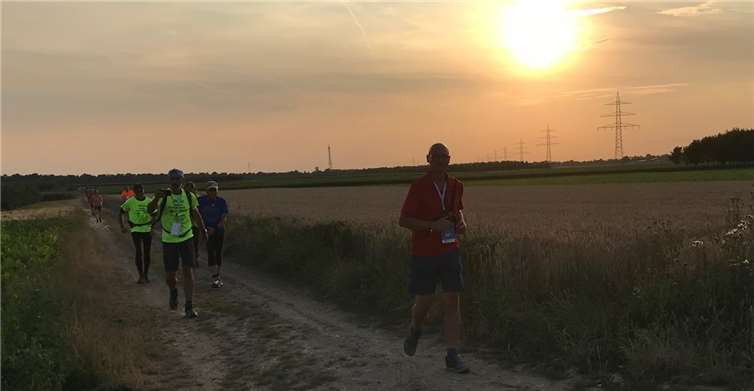 Teilnehmer bei Kilometer sechs auf dem Römerkanal-Wanderweg.Privat