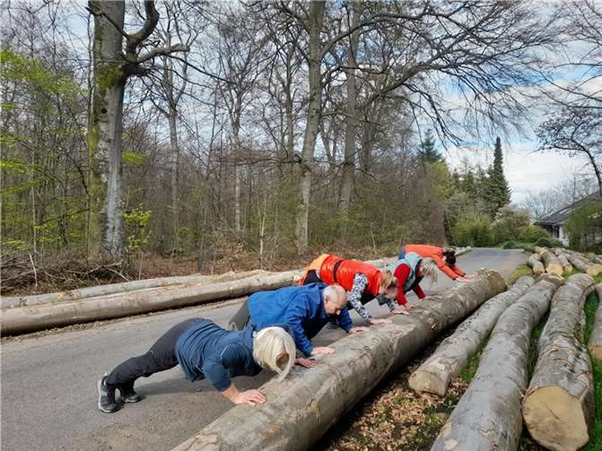 Teilnehmer bei einer Kraft-übung.Foto: privat