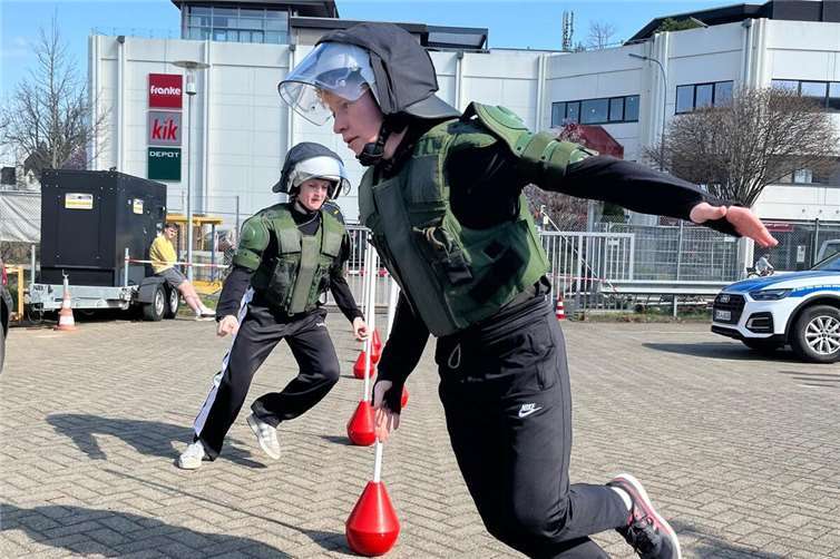 Teilnehmer beim Parcourslauf im Einsatzanzug. Foto: Polizeiinspektion Bad Neuenahr-Ahrweiler