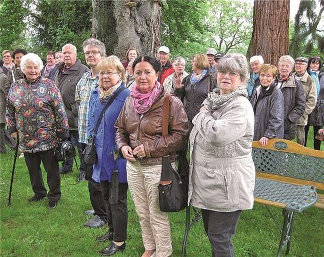 Teilnehmer der 1. Frühlingsfahrt im Garten der Villa Caracciola, mit Herrn Dr. Wyborny.Privat