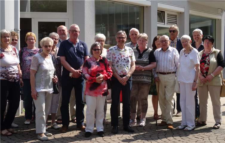 Teilnehmer der AWO-Fahrt vor dem „Café Vogelhaus“ in Montabaur.  AWO Neuwied