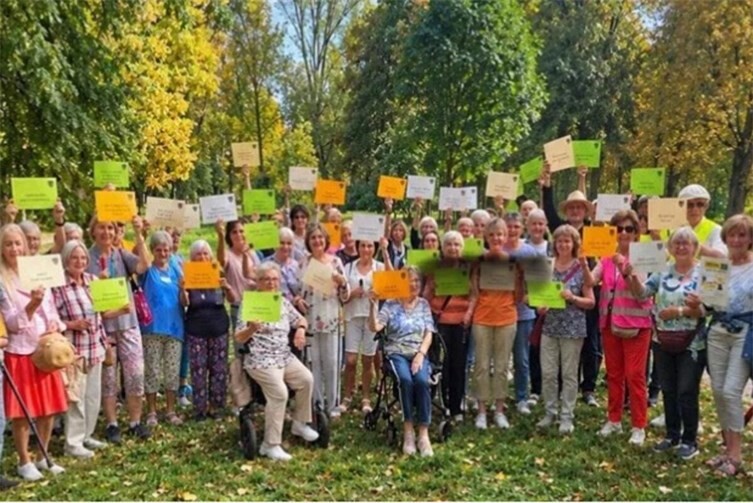 Teilnehmer der Aktion 3000 Schritte im Neuwieder Schlosspark: „Gemeinschaft - läuft bei uns“