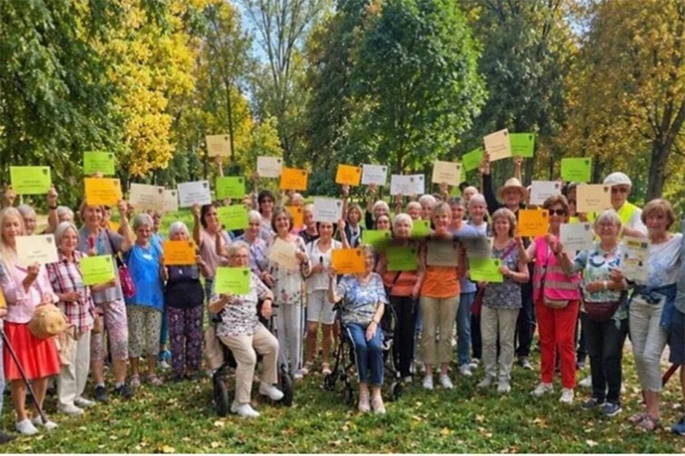 Teilnehmer der Aktion 3000 Schritte im Neuwieder Schlosspark „Gemeinschaft - Läuft bei uns“