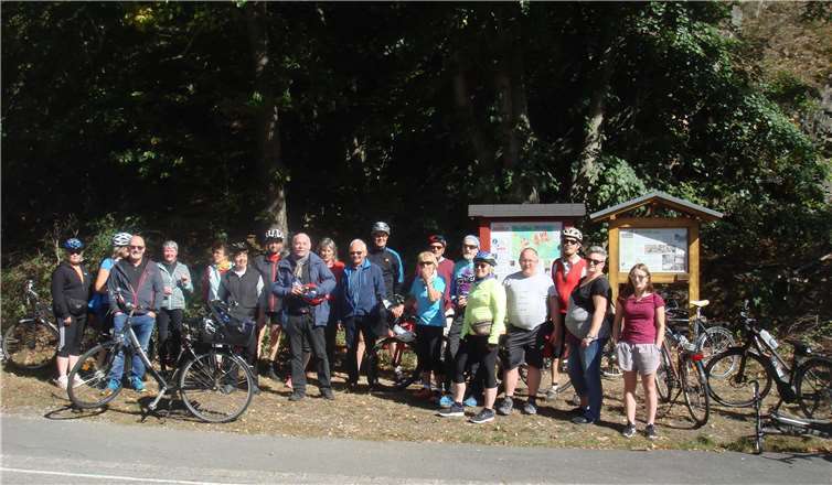 Radweg Fuchshofen-Schuld als Stiefkind im Kreis Ahrweiler? Teilnehmer der BUND-Klima-Radtour mit Erstem Beigeordneten Udo Seifen in der Mitte.Fotos: Winfried Sander