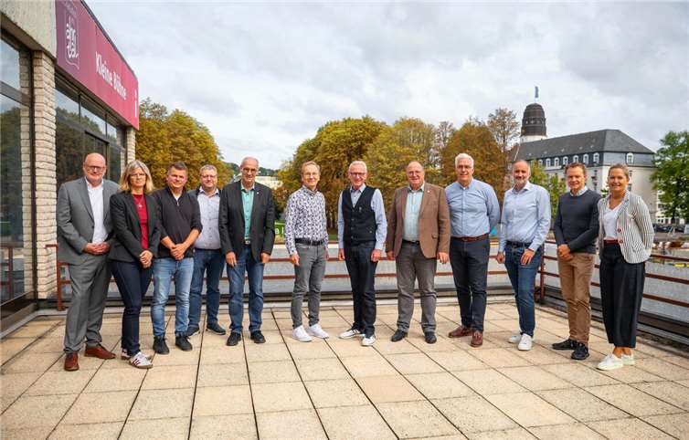 Teilnehmer der Beiratssitzung der Ahrtal-Kooperation: Andreas Lambeck, Maike Gausmann-Vollrath, Oliver Göbel, Wolfgang Stodden, Bernhard Jüngling, Andreas Geron, Guido Orthen, Guido Nisius, Dominik Gieler, Christian Lindner, Sebastian Rischen, Meike Carll (v.l.) Foto: Ahrtal-Tourismus, Max Harrus