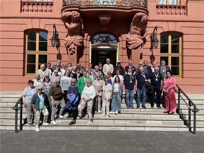 Teilnehmer der Caritas Frauen Plaidt, der Landfrauen MYK, der Alterskameraden der Feuerwehr Pellenz sowie der Senioren-Union Koblenz, mit Anette Moesta MdL vor dem Landtagsgebäude. Foto: Büro Anette Moesta