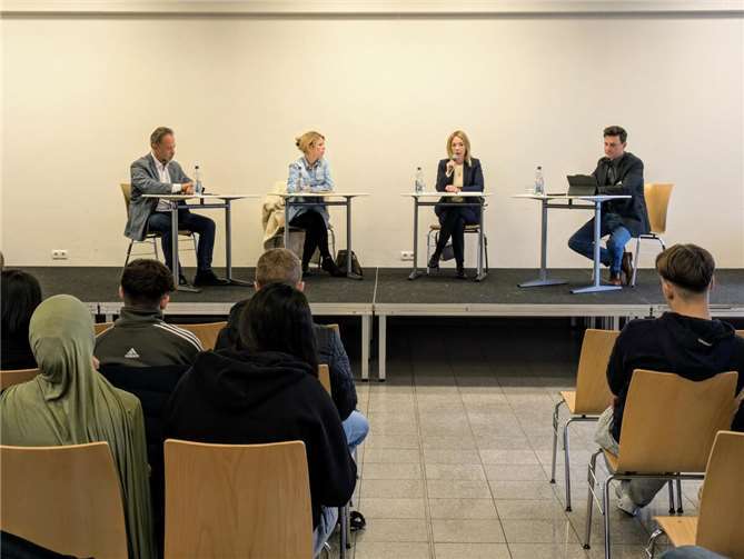 Teilnehmer der Diskussionsrunde (von links): Dr. Jan Bollinger (AfD), Lana Horstmann (SPD), Ellen Demuth (CDU), Henning Fleck (Moderation).