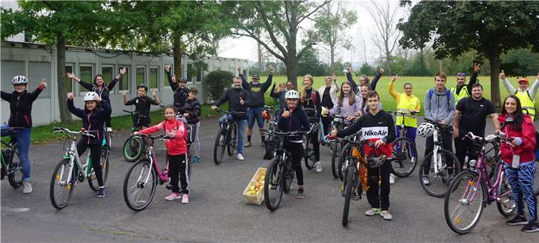 Teilnehmer der Fahrradtour vor dem Start am Swisttaler Rathaus in Ludendorf.Foto: Gemeinde Swisttal