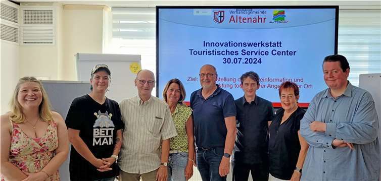 Teilnehmer der Innovationswerkstatt im Ratssaal der Verbandsgemeindeverwaltung Altenahr (v. li.): Stefanie Ley, Fachbereich Tourismus der VG Altenahr, Nicole Schober, Gastronomin in Berg-Krälingen, Hans-Dieter Villmow, Projektberater der VG Altenahr, Ulla Dismon, Fachbereich Tourismus der VG Altenahr, Jürgen Schwarzmann, Erster Beigeordneter der VG Altenahr, Benedikt Engel, Ahrtal-Tourismus, Ingrid Näkel-Surges, Verkehrsverein Dernau, Thorsten Rech, Gastronom in Mayschoß.  Foto: Wolfgang Kunze / VG Altenahr