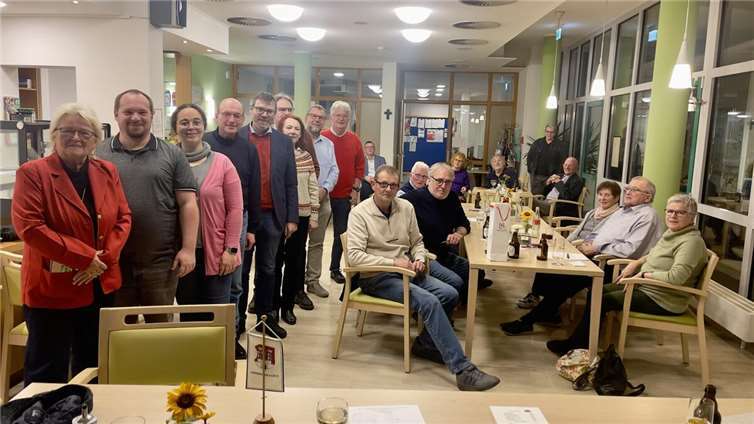 Teilnehmer der Mitgliederversammlung und der links aufgereihte Vorstand. Von vorne nach hinten: Marika Kohlhaas, Matthias Keißling, Franziska Saftig, Rainer Dartsch, Thomas Schroeder, Ilona Stoye, Dr. Lutz Grunwald, Michael Sexauer und Rolf Schumacher.Foto: privat