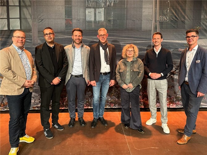Teilnehmer der Podiumsdiskussion, von links: Bernhard Fuchs (Jugendamtsleiter), Tobias Klag (Bildungsministerium), Christian Schmidt (Elternvertreter), Sebastian Krings (Schulleiter Margaretenschule), Sandra Thannhäuser (Leiterin Amt für Schule und Sport), Manuel Mouget (Schulleiter Marienschule) und Bürgermeister Peter Jung.  Foto: Melanie Lange