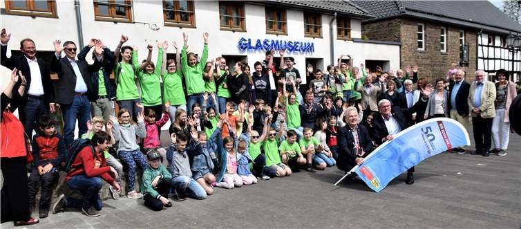 Teilnehmer der Rallye kurz vor dem Start vor dem Himmeroder Hof. Mitte: Landrat Sebastian Schuster und Bürgermeister Stefan Raetz.Fotos: EICH