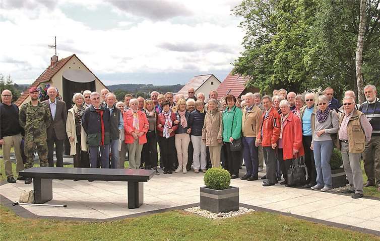 Teilnehmer der Reise am Ehrenmal für die gefallenen Soldaten des Fallschirmjägerregiments 26.privat
