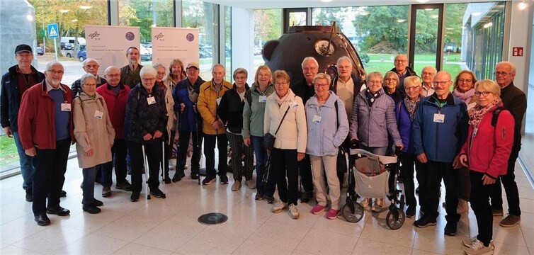Teilnehmer der Senioren-Union Andernach im Foyer des Zentrums für Luft- und Raumfahrt vor einer originalen Sojus-Landekapsel. Foto: Guido Bienert vom DLR