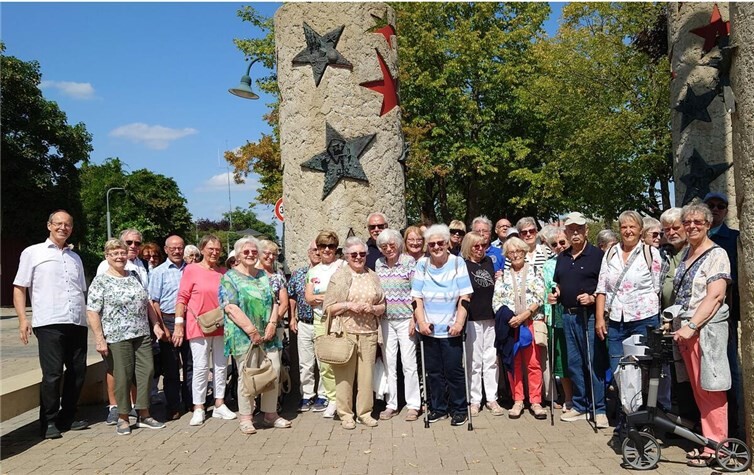 Teilnehmer der Senioren-Union Andernach versammelten sich auf dem informativ illustrierten Platz vor dem Eudopa-Museum in Schengen. Foto: Guide des Europa-Museums