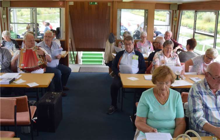 Teilnehmer der Seniorenunion in Gesprächen auf dem Schiff während der Fahrt.Foto: CDU