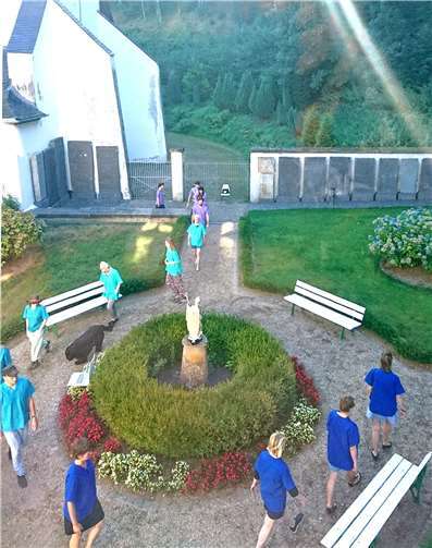 Teilnehmer der Sommerakademie im Hof der Herberge Abtei Sayn.  Privat