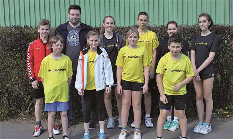 Teilnehmer der U13 und U17: (v.v.l.) Chiron Wansorra, Johanna Dahl, Katharina Rohbeck und Luca Nolte, (v.h.l.) Manuel Göbel, Trainer Sven Zavelberg, Paula Denkel, Marcel Becker, Annica Rohbeck und Eva Stadtfeld.privat