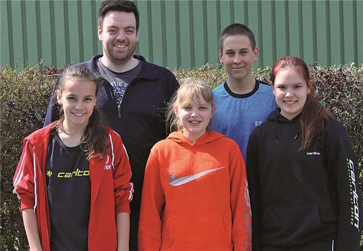 Teilnehmer der U15 und U19: (v.v.l.) Celina Gayk, Katharina Rohbeck und Annica Rohbeck; (v.h.l.) Trainer Sven Zavelberg und Marcel Becker.