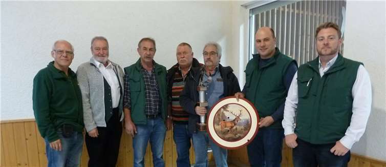 Teilnehmer der Vereinsmeisterschaft Großkaliber mit dem Vereinsmeister Dietmar Meyer (Pokal) und Brudermeister Christoph Nolden (Ehrenscheibe). Fotos: privat