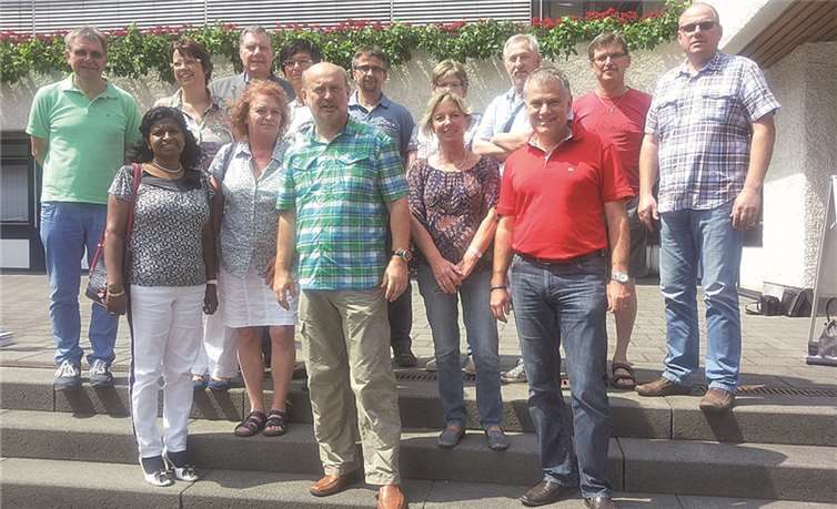 Teilnehmer der ersten Fortbildungsveranstaltung: SPD-Ratsmitglieder aus Brey, Dreckenach, Kobern-Gondorf, Lehmen und Niederfell sowie Sonja Ludwig (SPD OV Untermosel) mit dem Referenten Michael Reitzel (hintere Reihe, 3. v. links) und dem Organisator und Altbürgermeister Helmut Schreiber (vorne mitte). privat