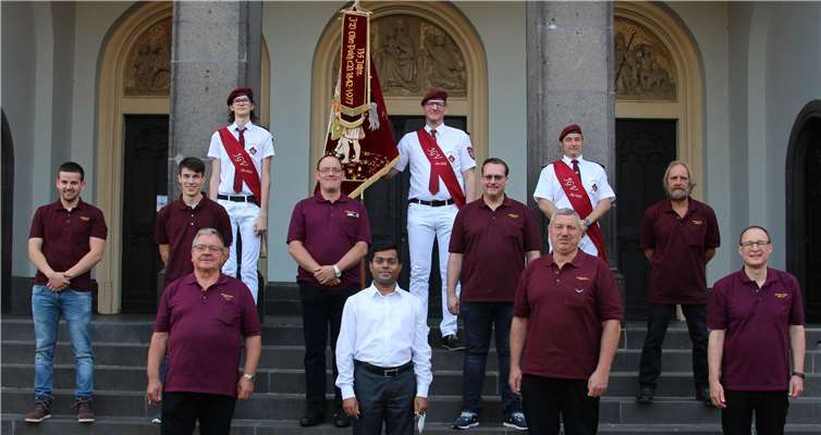 Teilnehmer der heiligen Messe zum Gedenken an die lebenden und verstorbenen Mitglieder des Junggesellvereins Ober-Polch 1842 e.V. mit Pater Shijo Puthuvelil Joseph, der die Messe gelesen hatte. Foto: privat