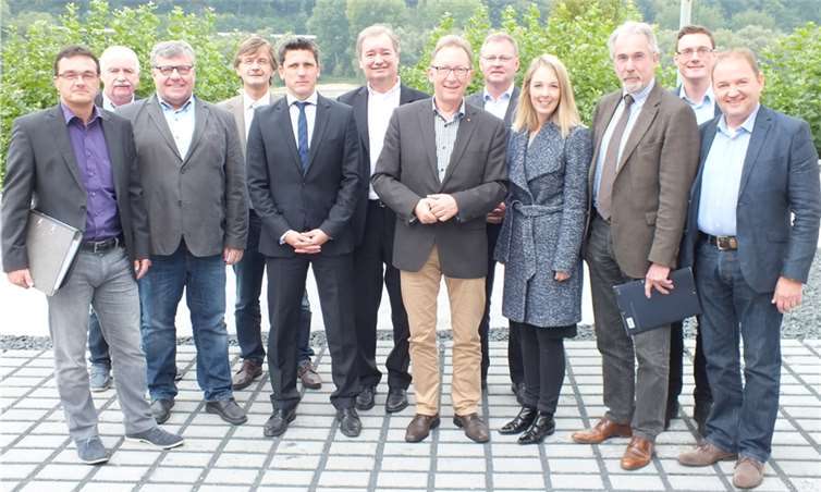 Teilnehmer der von Erwin Rüddel, MdB (CDU) einberufenen B 42-Konferenz waren (v.li.): Bernd Cornely, Werner Oster, Michael Mahlert, Hans-Günter Fischer, Fabian Göttlich, Karsten Fehr, Erwin Rüddel, Viktor Schicker, Ellen Demuth, MdL, Dr. Hans Georg Faust, Jörg Röder und Volker Berg. Reinhard Vanderfuhr / Büro Rüddel