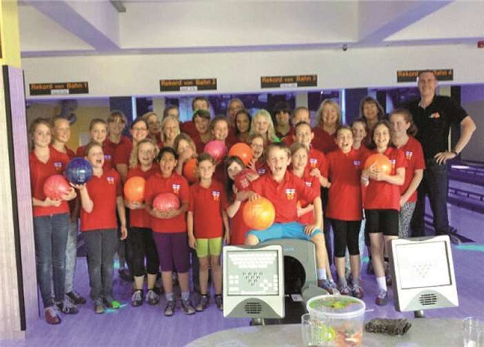 Teilnehmer des Bowlingevents flankiert vom Gastgeber Christian Born. Privat