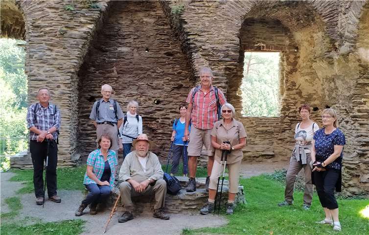 Teilnehmer des Eifelverein Untermosel vor der Burgruine Balduinseck. Foto: privat