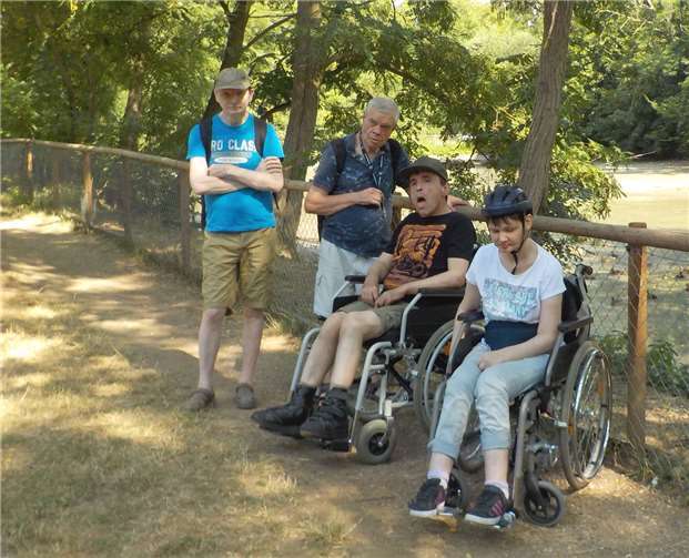 Teilnehmer des Ferienprogramms am Schwanenteich in Sinzig.